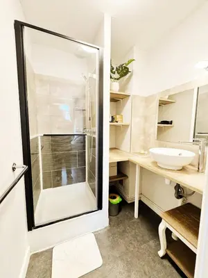 a bathroom with a shower and a sink at Cozy 48 m2 Narbonne proche gare et centre-ville in Narbonne