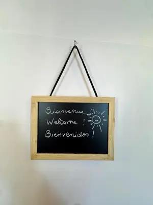 a chalkboard with a sign on a wall at Cozy 48 m2 Narbonne proche gare et centre-ville in Narbonne