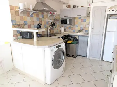 a kitchen with a washing machine in a kitchen at Appartement climatisé vue mer - 4 pers. - FR-1-797-65 in Port-la-Nouvelle