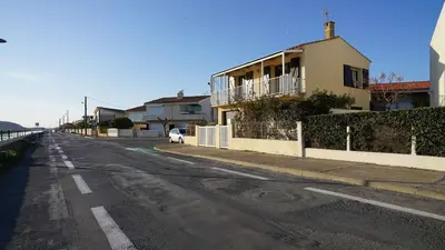 an empty street with a house on the side of the road at AIG 55 – Chalet individuel – Avenue de la Jetée – Gruissan – 6/7 personnes in Gruissan