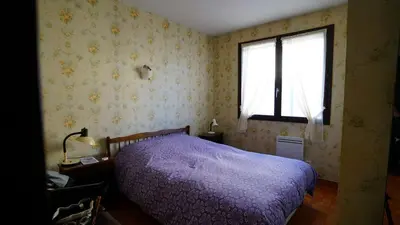 a bedroom with a purple bed and a window at AIG 55 – Chalet individuel – Avenue de la Jetée – Gruissan – 6/7 personnes in Gruissan