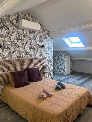 a bedroom with a large bed in a room at Bel appartement, Deux chambres, Deux salles de bain in Vinassan