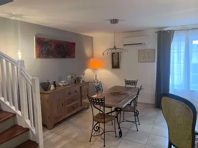 a dining room with a table and chairs at Bel appartement, Deux chambres, Deux salles de bain in Vinassan