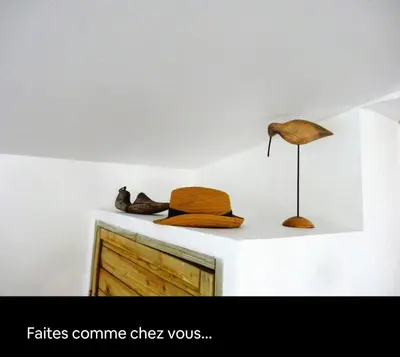 a shelf with hats and a cat sitting on it at Big Sur Room in Carcassonne