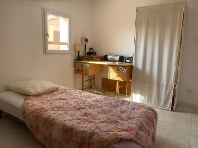 a bedroom with a bed and a desk and a bed sidx sidx sidx at AIG 56 – Pavillon T3 – Résidence Les Jardins d’Erato – Gruissan – 5 personnes in Gruissan