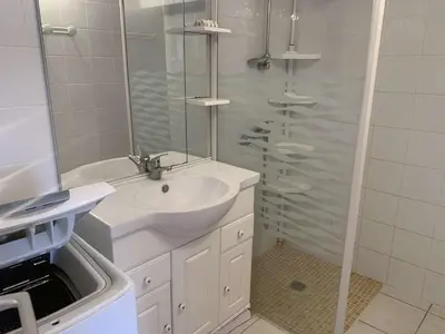 a white bathroom with a sink and a shower at AIG 56 – Pavillon T3 – Résidence Les Jardins d’Erato – Gruissan – 5 personnes in Gruissan