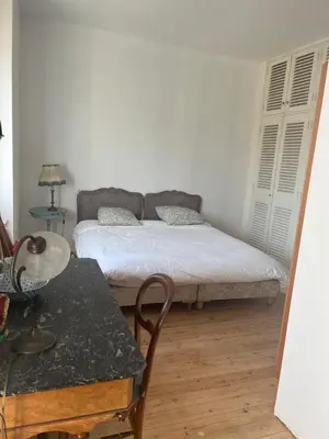 a attic room with a bed and a window at Maison familiale face au lac de Saint-Ferréol in Revel