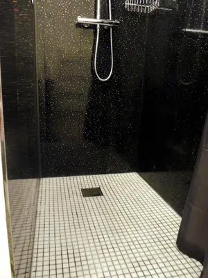 a bathroom with a shower with a tiled floor at Maison cosy au coeur du Pays Cathare - Corbières in Cascastel-des-Corbières