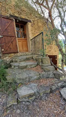a small bathroom with a sink and a mirror at Le Refuge des Garrigues in Fraissé-des-Corbières