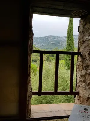 a kitchen with a table and a washing machine at Le Refuge des Garrigues in Fraissé-des-Corbières