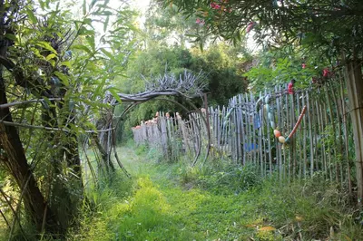 a garden with a fence with plants on it at Abbaye De Villelongue in Saint-Martin-le-Vieil