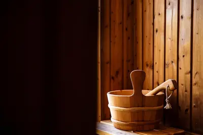 a wooden tub sitting next to a wooden wall at Le Petit Viala in Capestang