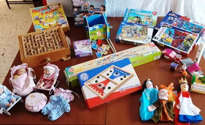 a table topped with lots of toys and books at Chouette coquette in Salses-le-Chateau