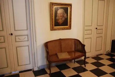 a chair in a room with a painting on the wall at B&B Coup de Coeur in Bram