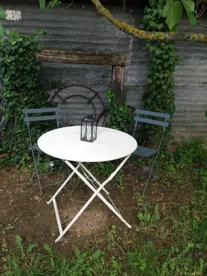 a white table and two chairs in front of a building at Apartment Albert parking privé gratuit in Limoux