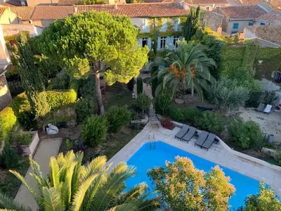 an overhead view of a swimming pool in a garden at Le Jardin d'Homps in Homps