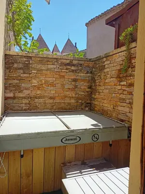 a bath tub sitting in a brick wall at un gîte dans la cité in Carcassonne