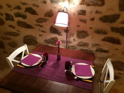 a table with a purple table cloth and a lamp at C&O Appartements in Comigne