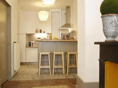 a kitchen with two stools and a counter top at Le Relais de la Maison Bacou in Carcassonne