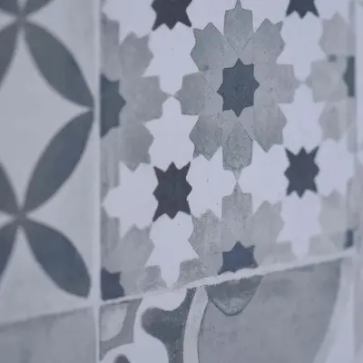 a tiled wall with blue and white tiles at Domaine Le Piboul in Fontcouverte