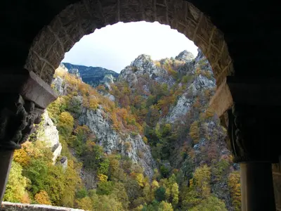 a view of a mountain through a stone archway at Gîte les Hirondelles in Caudiès-de-Fenouillèdes