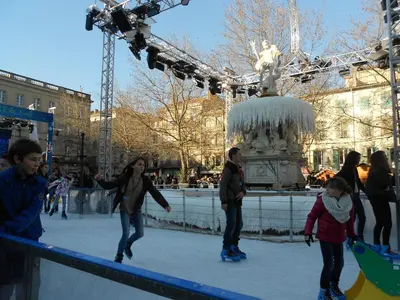 a group of people playing in an ice skating rink at Cammas de Bas in Montréal