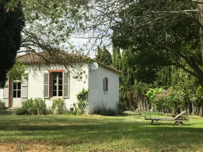 a white house with a picnic table in the yard at Pavillon de Villefrancou in Montlaur