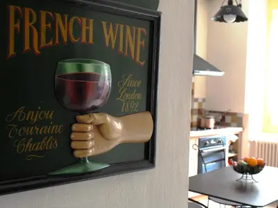 a sign with a hand holding a glass of wine at Sous les courtines in Carcassonne