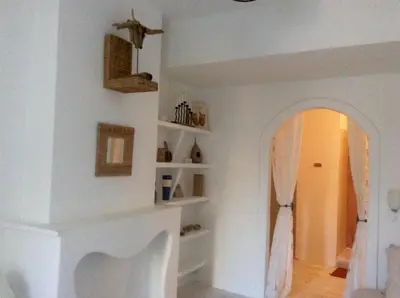a white room with a hallway with an archway at La planque in Gruissan