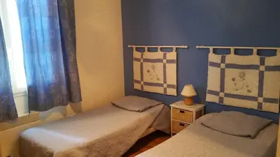 two twin beds in a room with a window at L'Ispanina in Thézan-des-Corbières