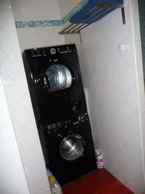 a washing machine in the corner of a bathroom at Appartement au coeur de Carcassonne in Carcassonne