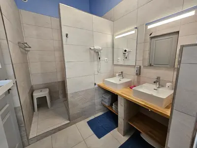 a bathroom with two sinks and a shower at La Casa del Arti - Hôtellerie & Spa - Centre bien-être et Piscine chauffée in Sigean