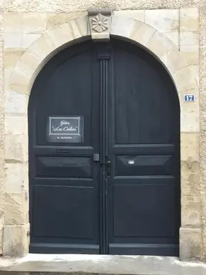 a black door with a sign on it at Les cèdres in Chalabre