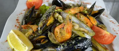 a plate of food with mussels and other vegetables at l'Hotel du port in Port-la-Nouvelle
