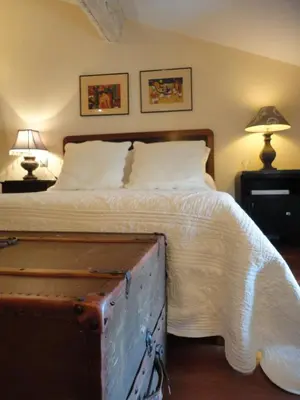 a bedroom with a large bed and two lamps at Villa Limonade, maison d'hotes in Olonzac