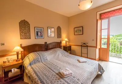 a bedroom with a bed with two towels on it at Villa Limonade, maison d'hotes in Olonzac