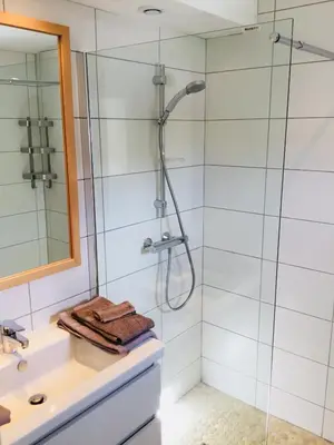 a bathroom with a shower and a sink at Gite Blanco y Madera in Narbonne