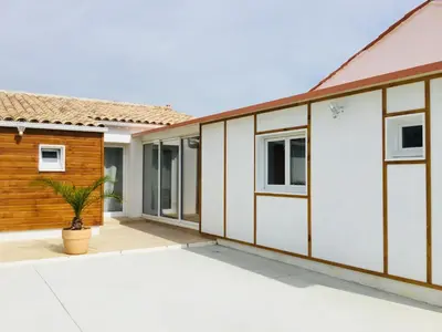 a house with white and wood exterior at Gite Blanco y Madera in Narbonne