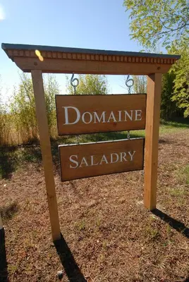 a sign that says domaine salarity on the grass at Domaine Saladry in Villepinte