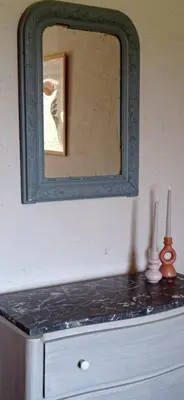 a mirror on top of a dresser in a room at Gîte rural, relais équestre Le Tulipier in Pradelles-Cabardès