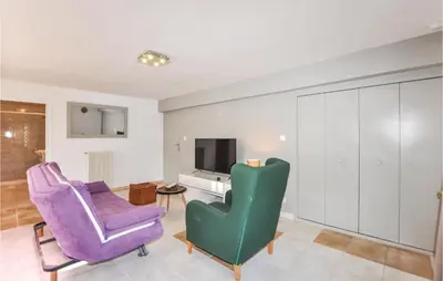a living room with two chairs and a tv at Cozy Apartment In Vinassan With Wifi in Vinassan
