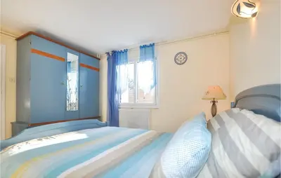 a bedroom with a bed and a window at Cozy Apartment In Vinassan With Wifi in Vinassan