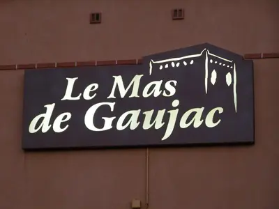 a sign that says le mass be gaza on a wall at Le Mas De Gaujac in Lézignan-Corbières