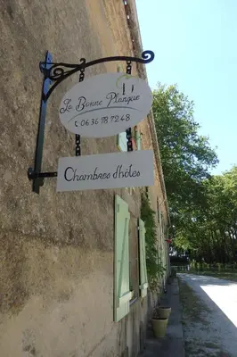 a sign on the side of a building at La Bonne Planque - Maison éclusière de La Planque in Mas-Saintes-Puelles