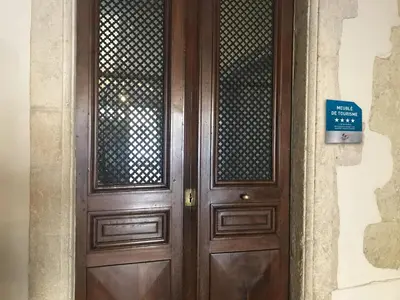 a wooden door with a sign on it at RétroMirabeau - CHAMBRE Suite & APPARTEMENTS de Charme - Localisation Prémium in Narbonne