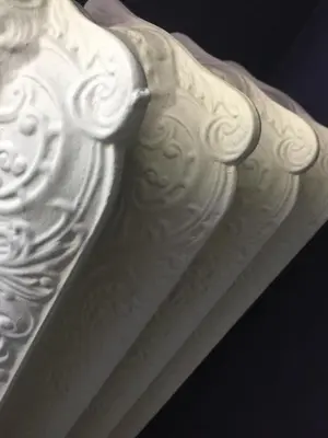 a close up of a white pillar with designs on it at GUESTHOUSE La VILLAE in Mazamet