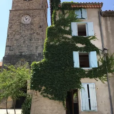 Entre l'église et la place