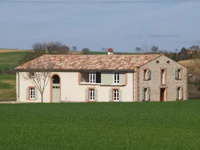 a large house in a field with green grass at Le Majeste in Juzes