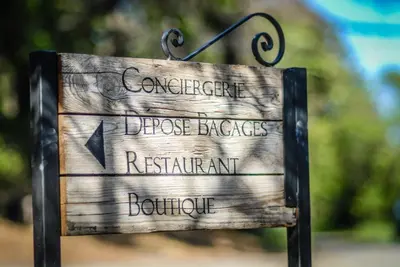 a sign that readsconger divorce branchesresistarinarinoutine at Château Les Carrasses in Capestang