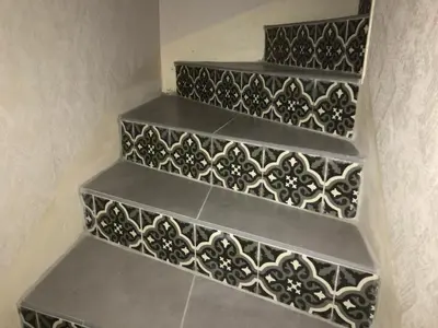 a stairwell with black and white tilework at Le Mazagran proche du centre ville et 15 mn de la plage in Narbonne